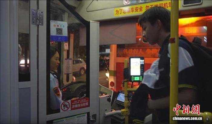 护航高考十余载 湖南冷水江晚间公交专线温暖学子回家路
