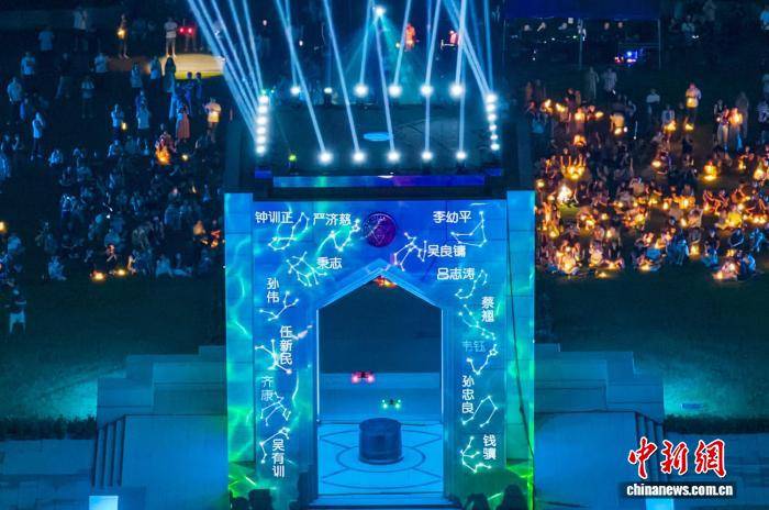 星空作序光影寄情 东南大学专属毕业礼定格学子青春