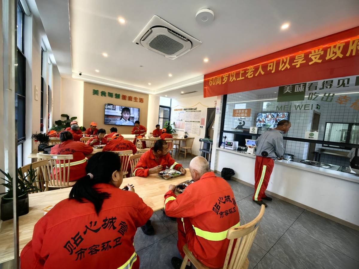 杭州一乡镇食堂给老年环卫工提供“1元午餐”：荤素三个菜还配点心，多方给予补贴