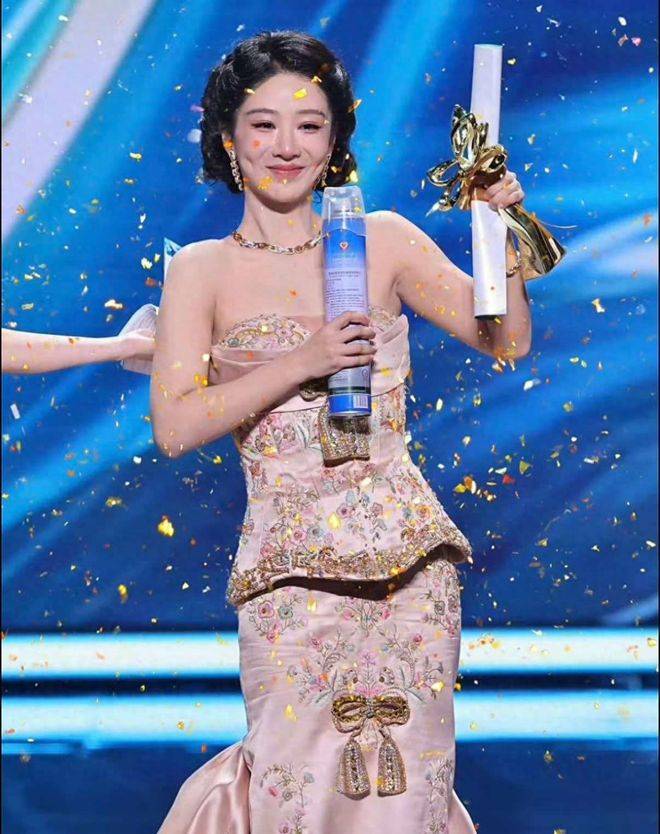 杨紫白玉兰封后，群星祝贺，张一山沉默，22年国民兄妹真闹掰了？