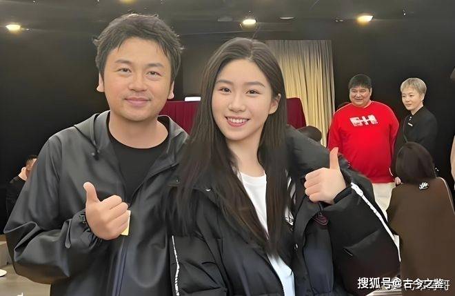 42岁雷佳音近况曝光！娶同学翟煦飞生下一女，婚姻幸福成宠妻狂魔