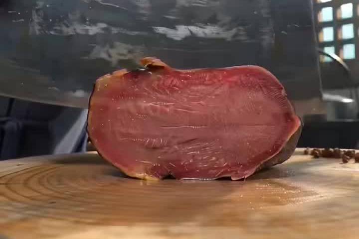 茶树菇配腊肉：山林与烟火的美味联姻