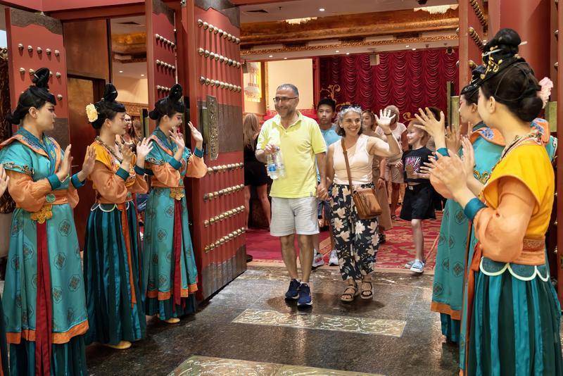 看海外游客如何“穿越”古都西安：穿汉服、赏唐舞，沉浸体验乐在其中
