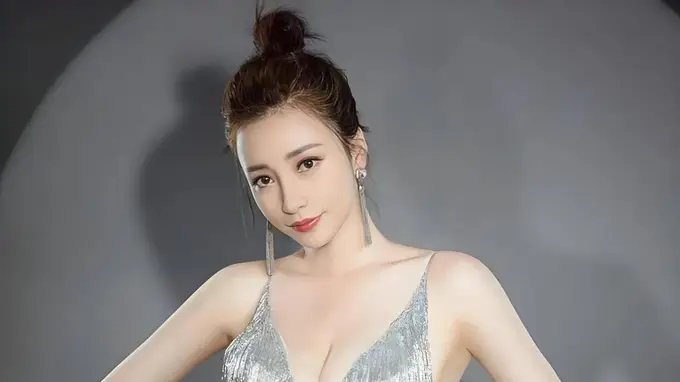 45岁柳岩罕见晒出最新写真,不愧是“性感女神”依然太吸引人