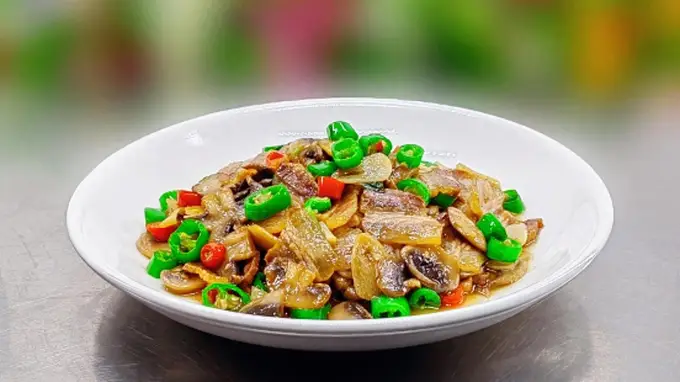 腊肉搭口蘑，3步炒出神仙味！汤汁浓稠鲜香，拌饭能吃三碗