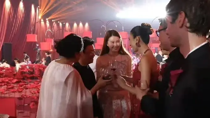 王宝强携女友冯清现身婚礼，大方与众人寒暄，交往8年不领证