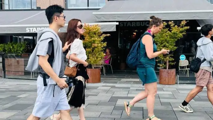 杨采钰与老公张向荣挪威旅游 两人并肩漫步松弛幸福