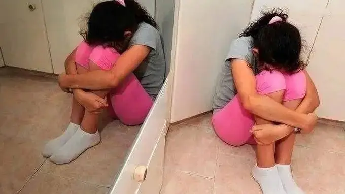 8岁女儿夹腿被母亲骂不要脸,娃为啥会夹腿,父母要先清楚