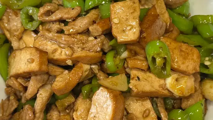 青椒炒豆干，口感质朴，简单炒制就是下饭小菜