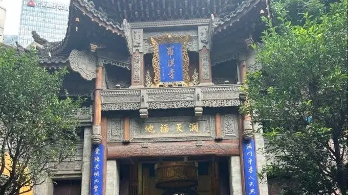罗汉寺:闹市中的千年禅意,因《疯狂的石头》而声名远扬