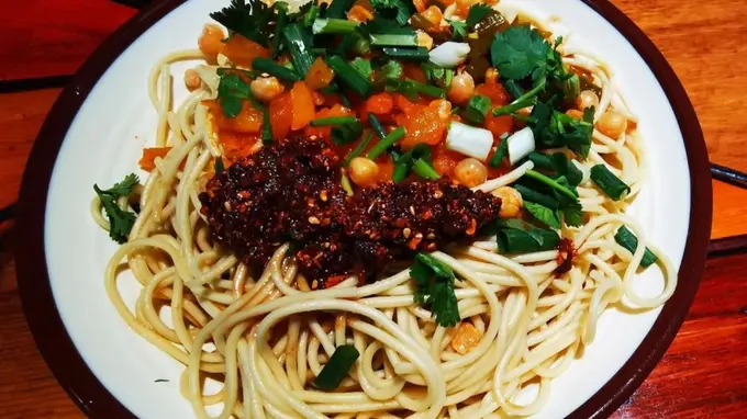 文食肆热干面：舌尖上的武汉乡愁与烟火