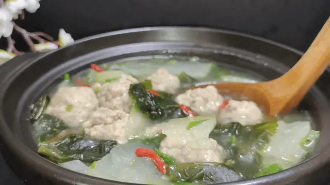 三伏天必试冬瓜裙带菜丸子汤 鲜爽开胃消暑又下饭