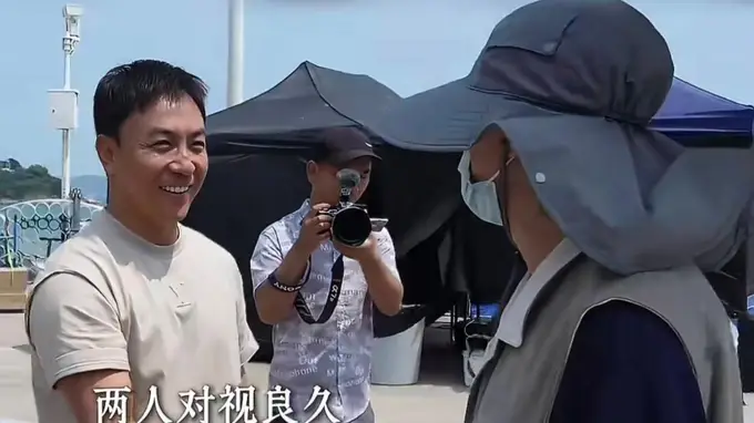 释小龙时隔30年再探周星驰 二人同框握手忆往昔