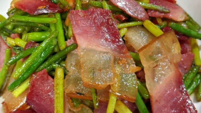 云南开春时令菜 蒜苔炒腊肉的脆嫩之味