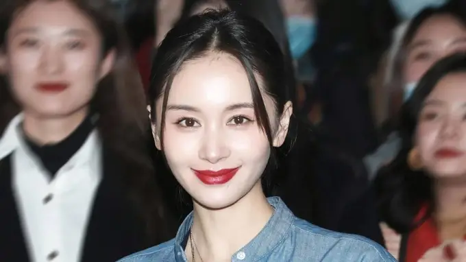 “王子文”又成功穿出了170既视感，衬衫+黑色长裤，简约是真高级