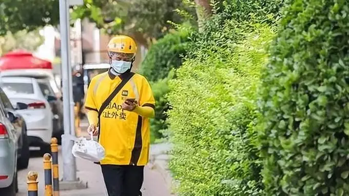 逆水寒畅玩服搬砖：大学生暑期代打赚四年学费 到手1.8万正攒生活费