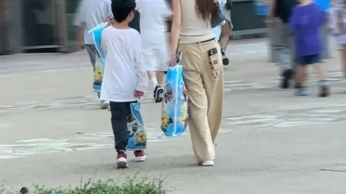 8月4日安福路偶遇：杨颖吃甜品状态松弛，小海绵留狼尾紧紧挽着妈妈胳膊