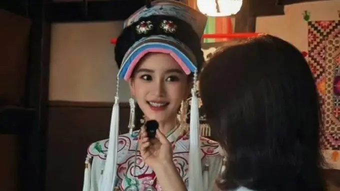Baby身着改良羌族服饰亮相活动 现场与工作人员合影比耶展现精致状态