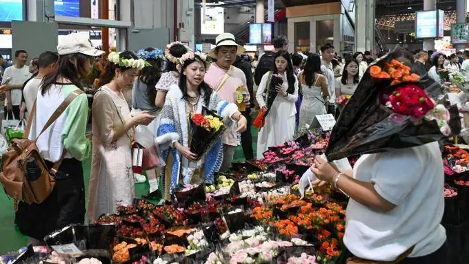 斗南花市暑期超火 游客扎堆赶场选鲜