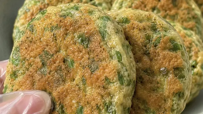 外酥里嫩，韭香四溢：只需三步还原家常味韭菜鸡蛋饼