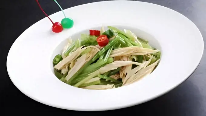 西芹别配肉，搭它炒一锅微辣小炒，脆嫩下饭连吃三天不腻
