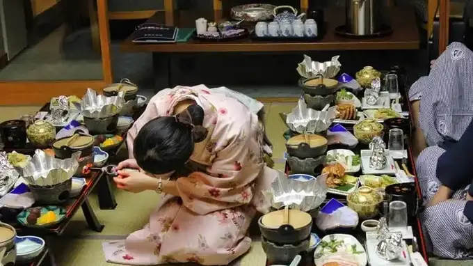 日本服务业笑容消失引热议 少子老龄化下全民情绪困境成核心