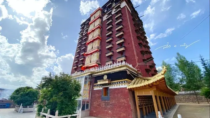 甘南著名地标！罕见九层佛阁，远超七级浮屠，我国藏区仅有两座？