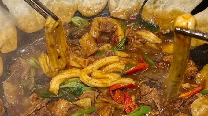 淮北农家地锅鸡，土鸡慢炖锅边贴饼一饼双味