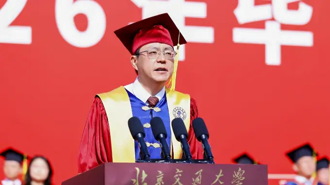 北京交通大学举办毕业典礼，新任校长刘攀送给毕业生两把“钥匙”