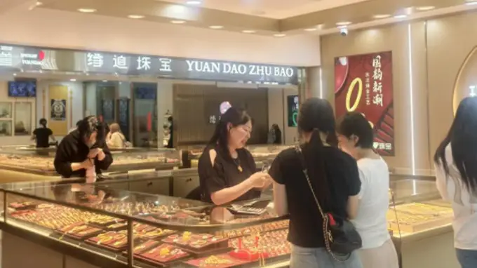 金价大跌，“上海水贝”探访！是抄底购入，还是徘徊不前？