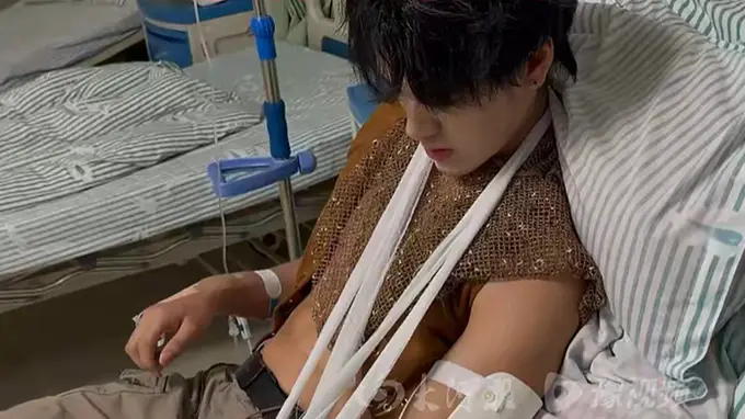 一景区NPC称与游客互动时被掰断手臂：对方主动提出掰手腕，事后又遭对方拉黑，已报警