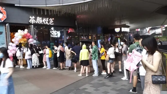 新鲜零食成商场排队新宠,客流判断稍有偏差就侵蚀利润