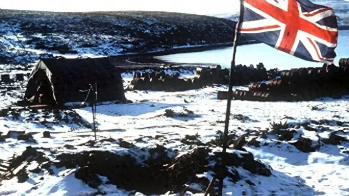 英国放弃了3000万平方公里的殖民地,为啥不肯放弃1.2万的马岛?