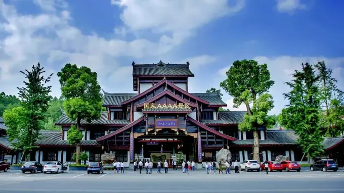 暑假“神兽”去哪遛?走,去王座厅看世界最大石狮,穿越千年古嘉州!