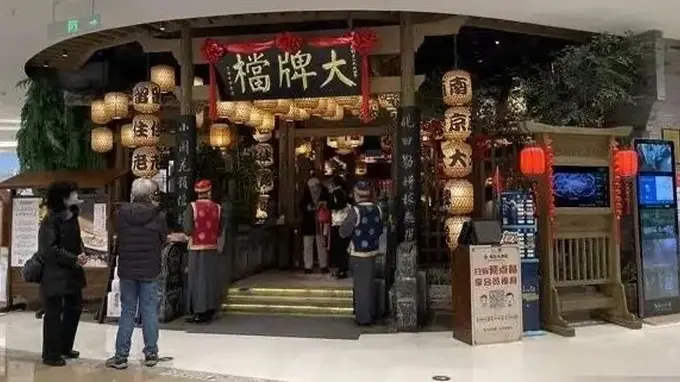 有的撤场关停，有的排队不断，地方菜为何冰火两重天？