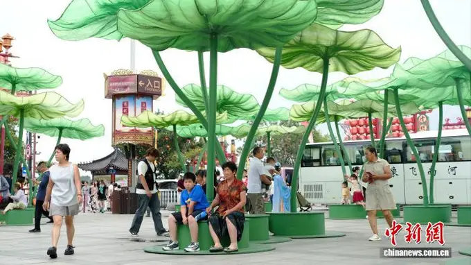 河南开封：巨型仿生荷景扮靓夏日园区