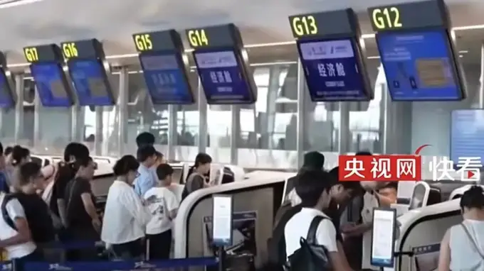 买了机票登不了机，“超售拒载”不能让旅客吃亏 | 新京报快评