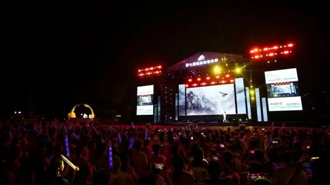 鼓浪屿沙滩音乐会《套马杆》压轴,全场大合唱燃爆海滩