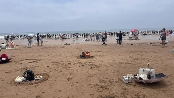 青岛沙滩“画圈放物”信任玩法刷屏 近百游客默契守礼物品稳存