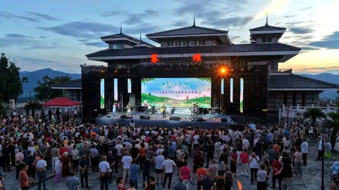 习水赤水联合文旅展演点亮黔北避暑夏夜