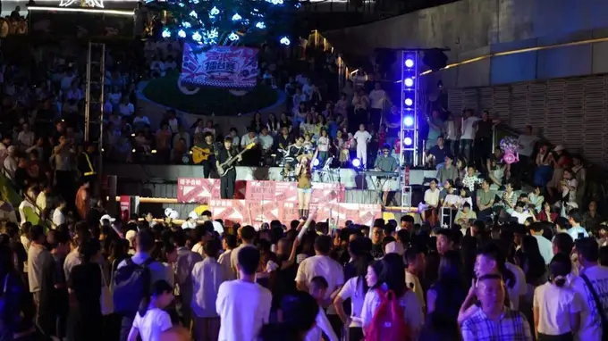 贵阳路边音乐会擂台赛燃爆夏夜 沉浸式流动观演+观众裁判解锁新玩法