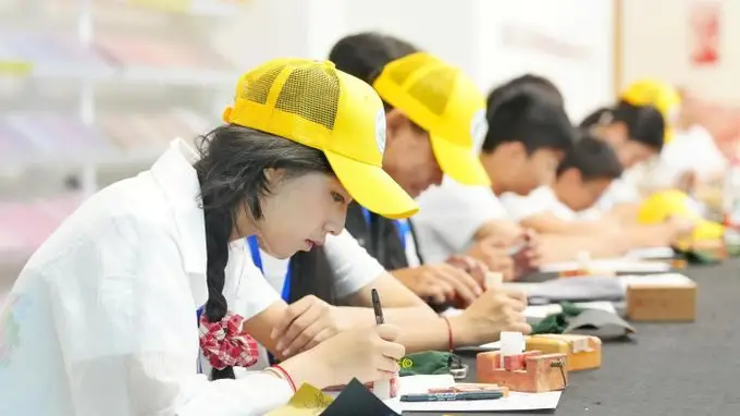 “妈妈的故乡”海外华裔青少年长沙行 华裔学子刻下自己的根姓印章