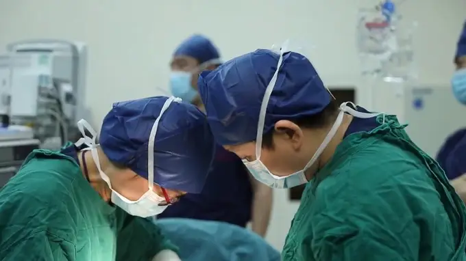 武汉医生两年接力 让内脏挂肚皮外的新生男宝脏器归位