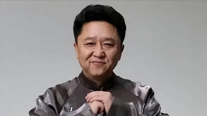 郭德纲翻车后，于谦现状曝光：住600平四合院养天价鱼，全身而退