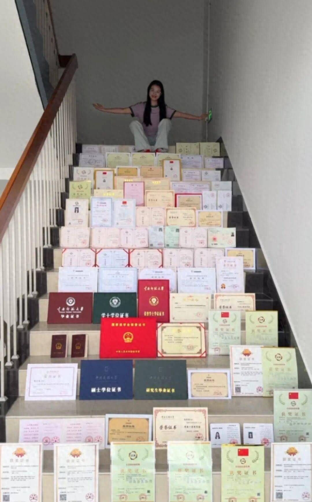 女生硕士研究生毕业，与近百张证书合影，当事人：本硕期间获得奖学金等共计五六万