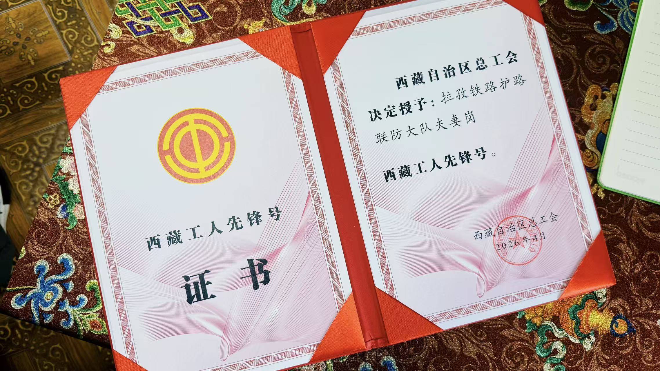 全程实拍，雅鲁藏布江畔，这对夫妻在守护什么