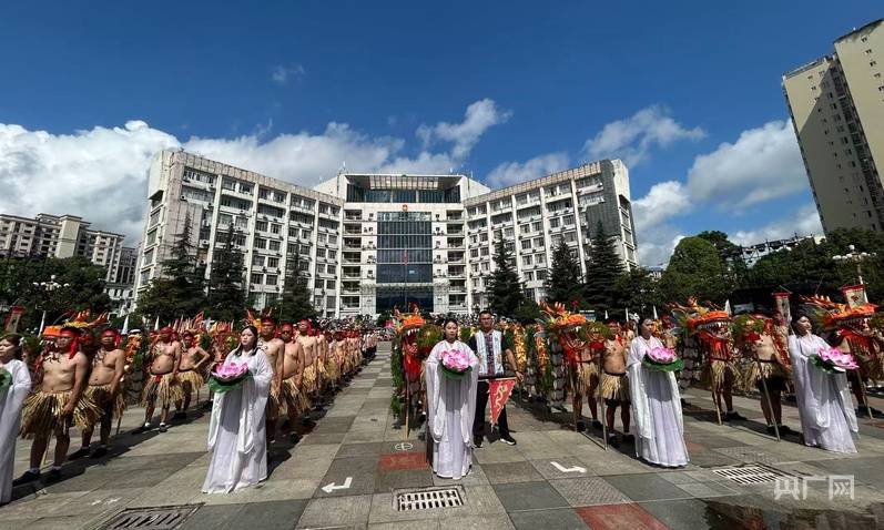 氛围感拉满！贵州平塘水龙节开泼 万人共享“吉祥水”