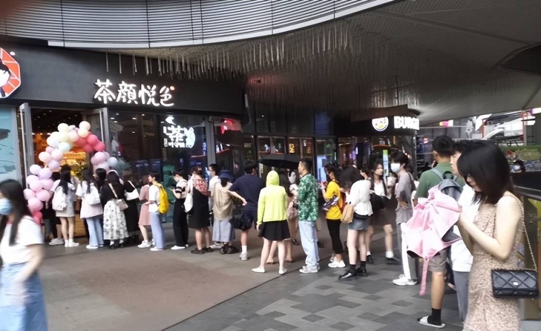 新鲜零食成商场排队新宠，客流判断稍有偏差就侵蚀利润