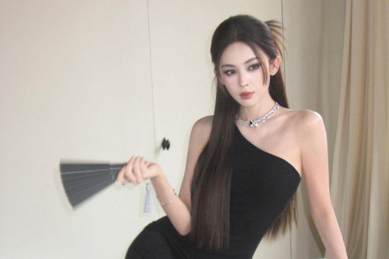 娜扎穿黑色斜肩裙秀曼妙身姿 化烟熏妆秒变性感妩媚美人