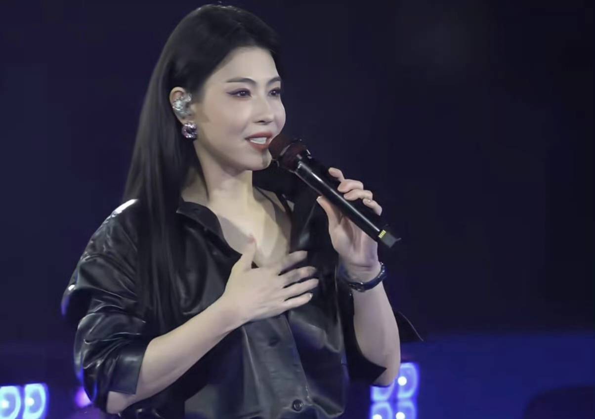 张柏芝近期活动图曝光 冷艳造型气场拉满状态超能打